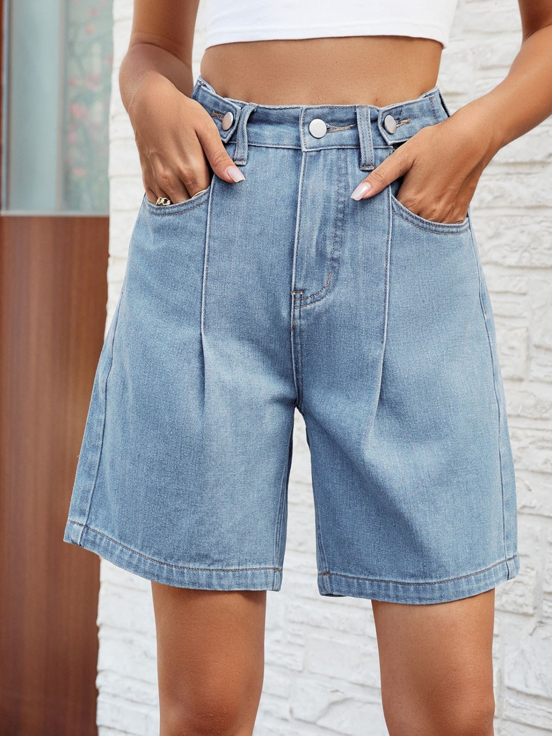 BELLA high waist denim shorts with pockets, showcasing a stylish fit and classic five-pocket design.