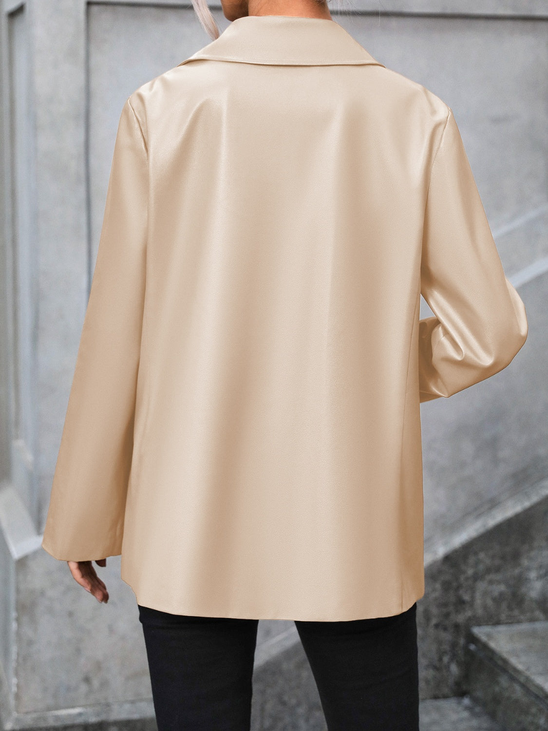 BELLA Ivy Lane pocketed button-up blazer with collared neck, stylish trendi blazer in a tailored design.