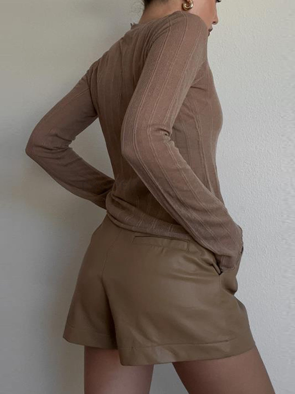 BELLA trendsi round neck long sleeve top in soft fabric, featuring a classic fit and versatile style, shown on a model.