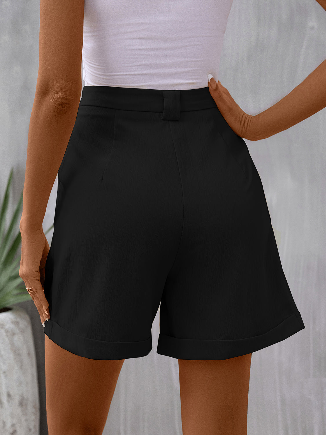 BELLA trendsi pocketed mid-rise waist shorts in lightweight fabric, featuring side pockets and a relaxed fit.