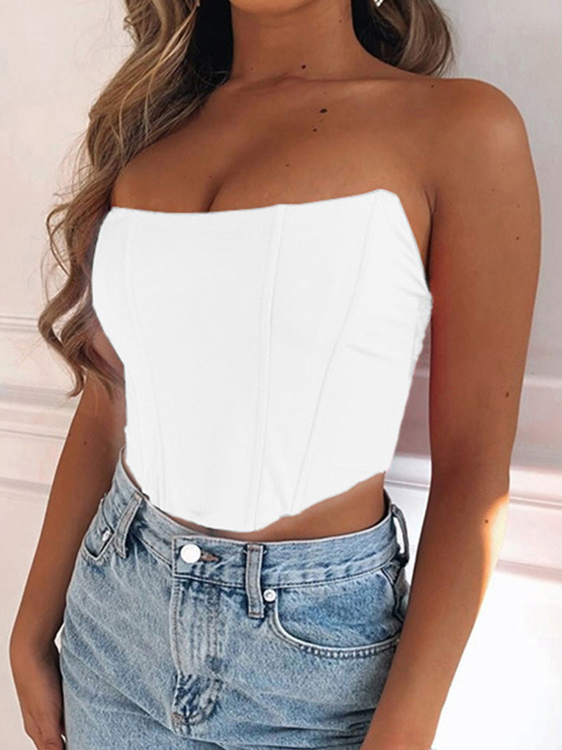 BELLA trendsi tube cropped top in black, close-up of fitted fabric and neckline, stylish and versatile women's fashion top