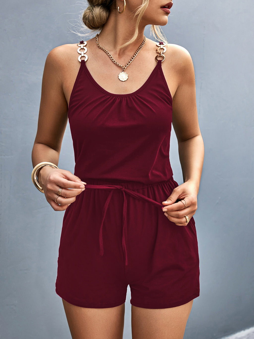 BELLA scoop neck romper with pockets, casual trendy one-piece in lightweight fabric, featuring a relaxed fit and short sleeves.