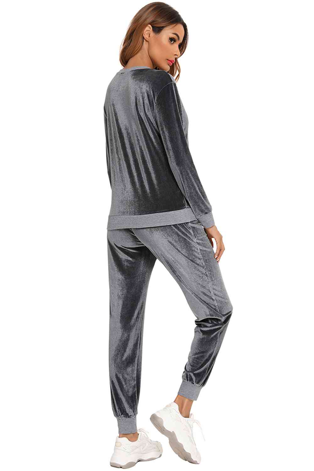 BELLA round neck long sleeve loungewear set with pockets, comfortable lounge wear in soft fabric, ideal for relaxing at home.