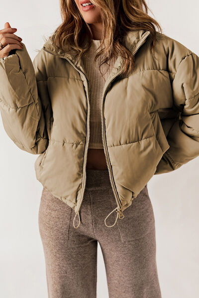 BELLA trendsi puff jacket with quilted design and high collar, shown in a stylish outdoor setting.