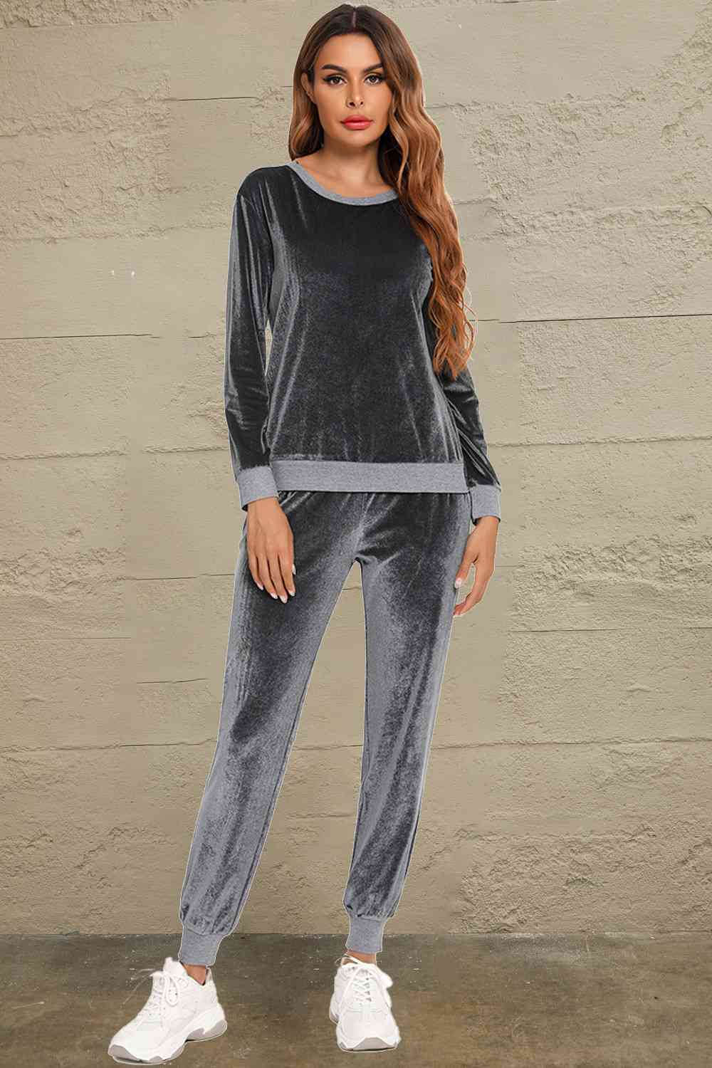 BELLA round neck long sleeve loungewear set with pockets, soft comfortable fabric, in a relaxed fit for casual wear.